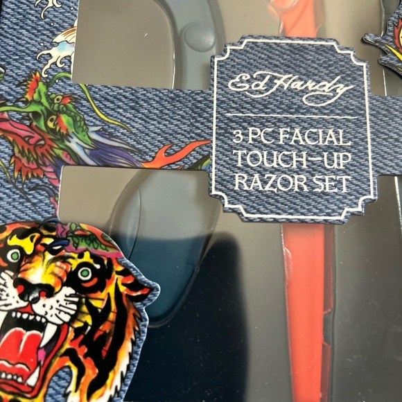 Ed Hardy 3 pc men's Facial Touch-up Razor Set travel grooming kit & Razor See - Picture 3 of 12